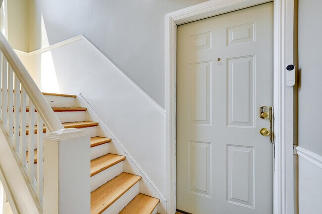 Building Photo - 7425 N Sheridan Rd