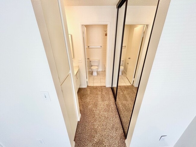 Building Photo - ADORABLE UPSTAIRS CONDO! 2 BEDROOM / 2 FUL...