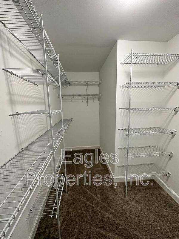 Building Photo - 451 Fallingbrook Dr