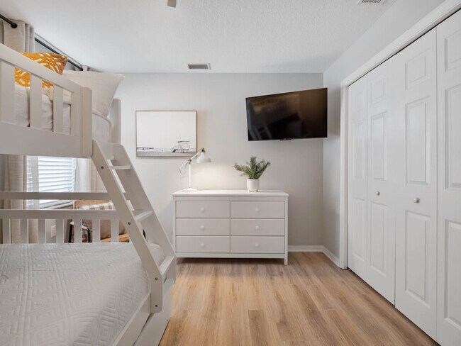 Building Photo - 6 Clinton Ct N