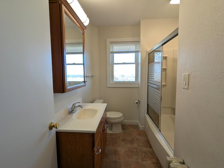 Bath - 1120 Brookline Blvd