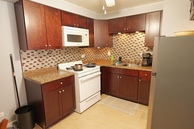 Building Photo - 10811 S Lloyd Dr