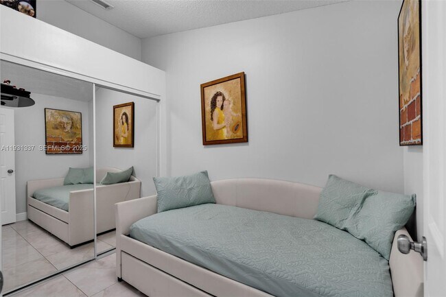 Building Photo - 2140 W 53rd St