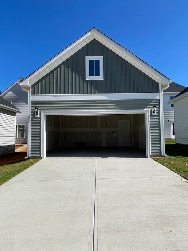 Building Photo - Gorgeous newer 3BD/2.5BA home w/ 2 car garage in Clayton!