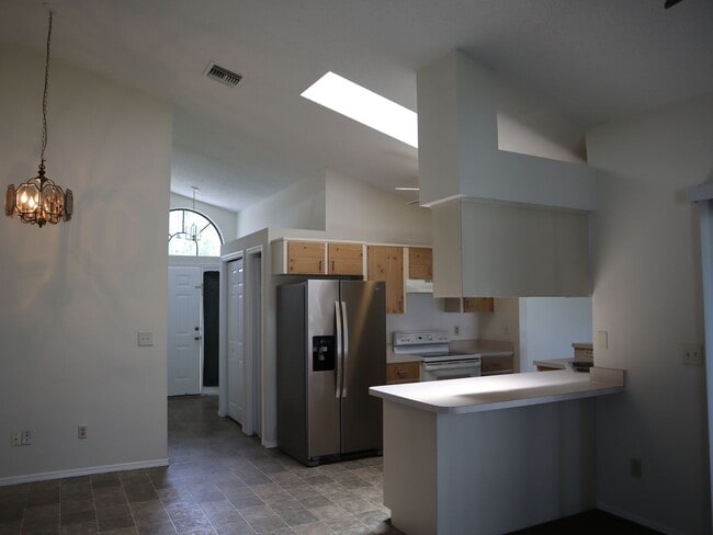 Building Photo - 3 Bedroom 2 Bath 2 Car Garage Deltona