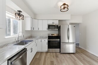 Building Photo - 902 Main St