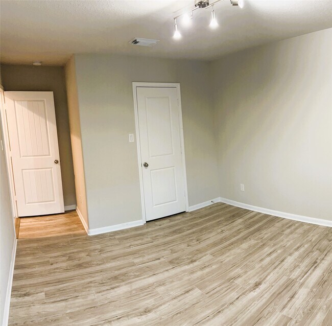Building Photo - 1402 Central Heights Dr