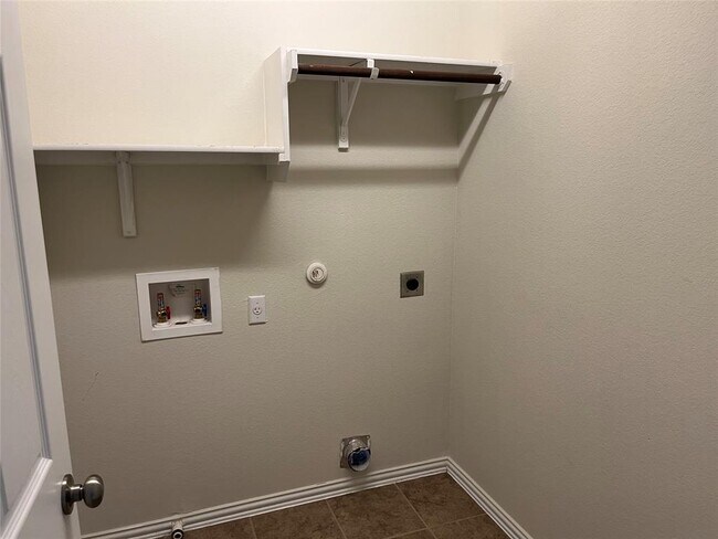 Building Photo - 9932 Aly May Dr