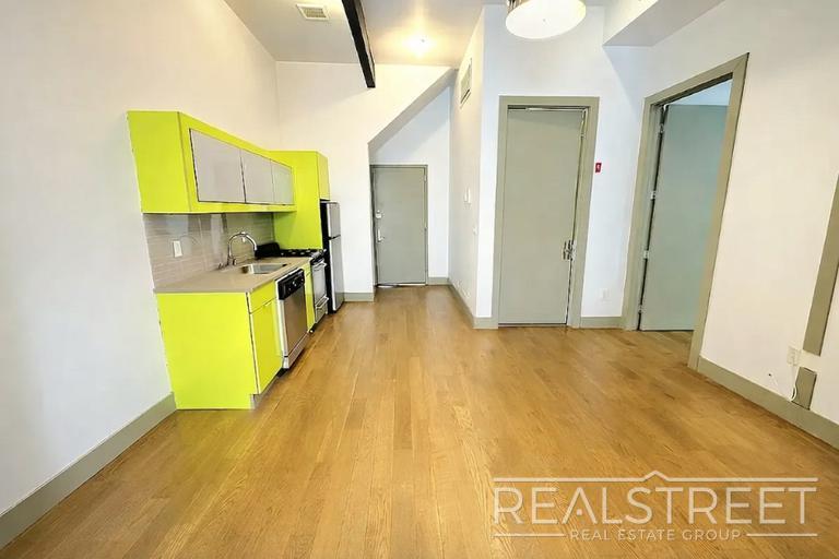 Building Photo - Central Avenue