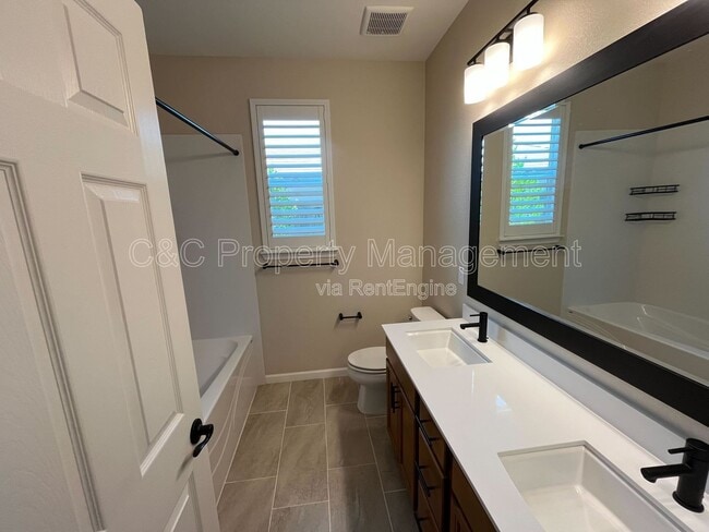 Building Photo - 608 Somerset Way