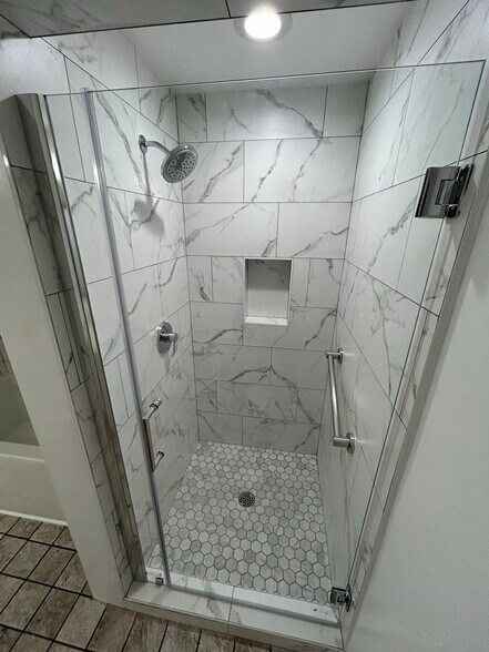 Shower - 289 S Barrington Ave