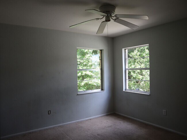 Building Photo - Cute 3 bedroom 2 bath 1 Car Garage  $1`650.00 Call Carole Arcaro 386-216-4900 Deltona Lakes Realty