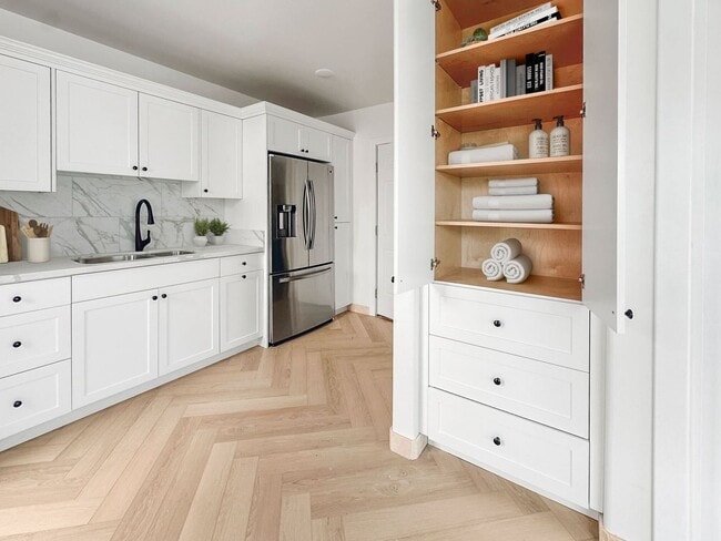 Building Photo - Modern 1 Bed / 1 Bath in a Gorgeous Neighborhood