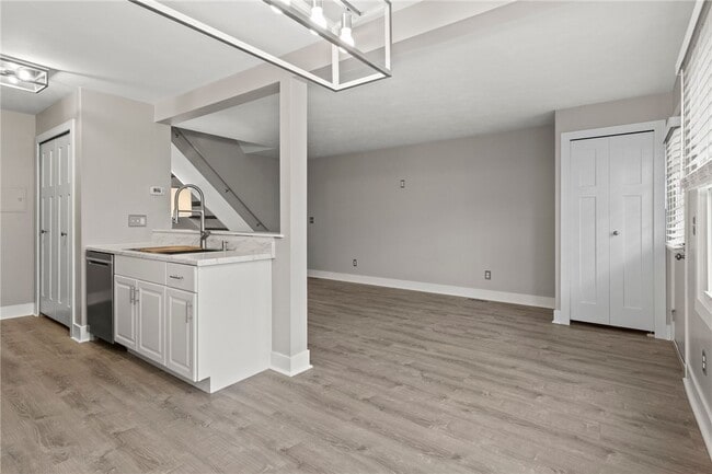 Building Photo - 34 Arrowhead Way S