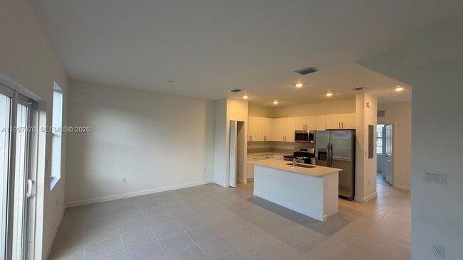 Building Photo - 1077 SE 2nd St