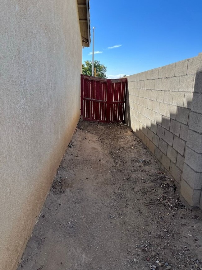 Building Photo - 3 bedroom 2 bath home with large yard available in Adelanto!