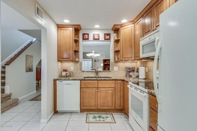 Building Photo - Beautiful Townhome Walking Distance to the...