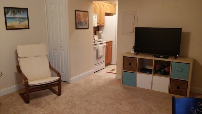 Building Photo - 165 Medallion Blvd