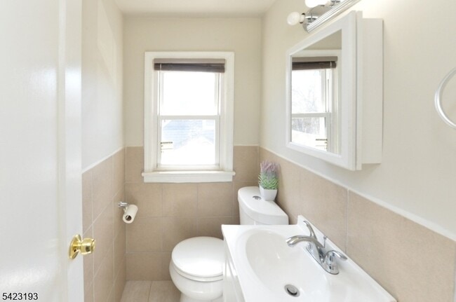 Building Photo - 483 Mt Prospect Ave