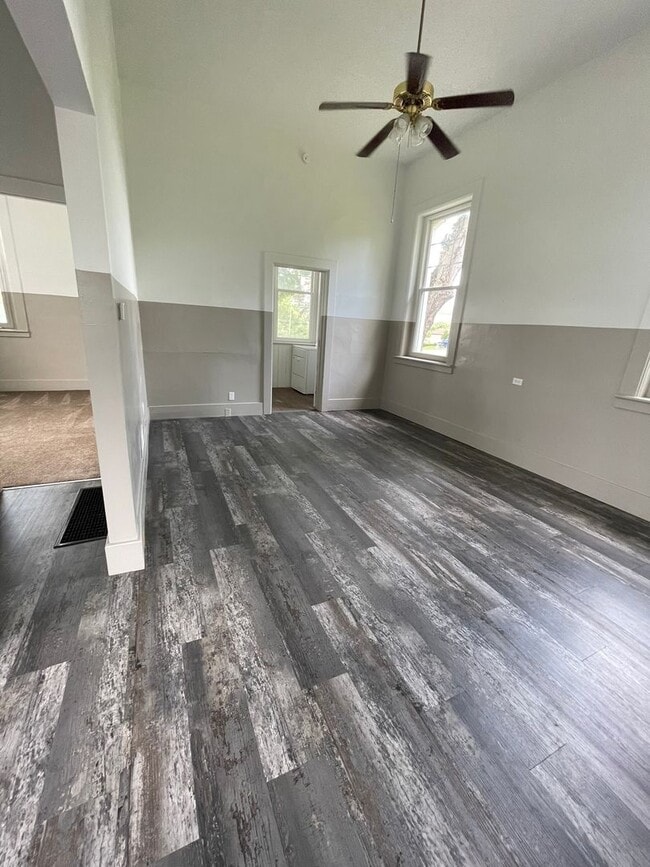 Building Photo - Single Family Home 2 Bedrooms 1 Bath with ...
