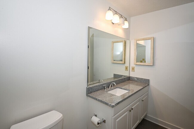 Building Photo - 5464 Beechmont Ave