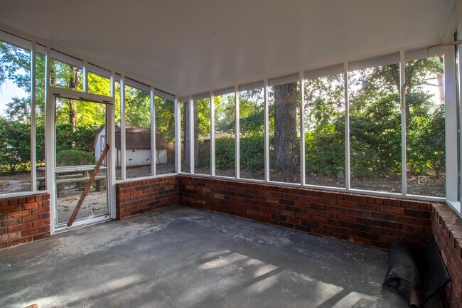 Building Photo - 2320 Wofford Rd