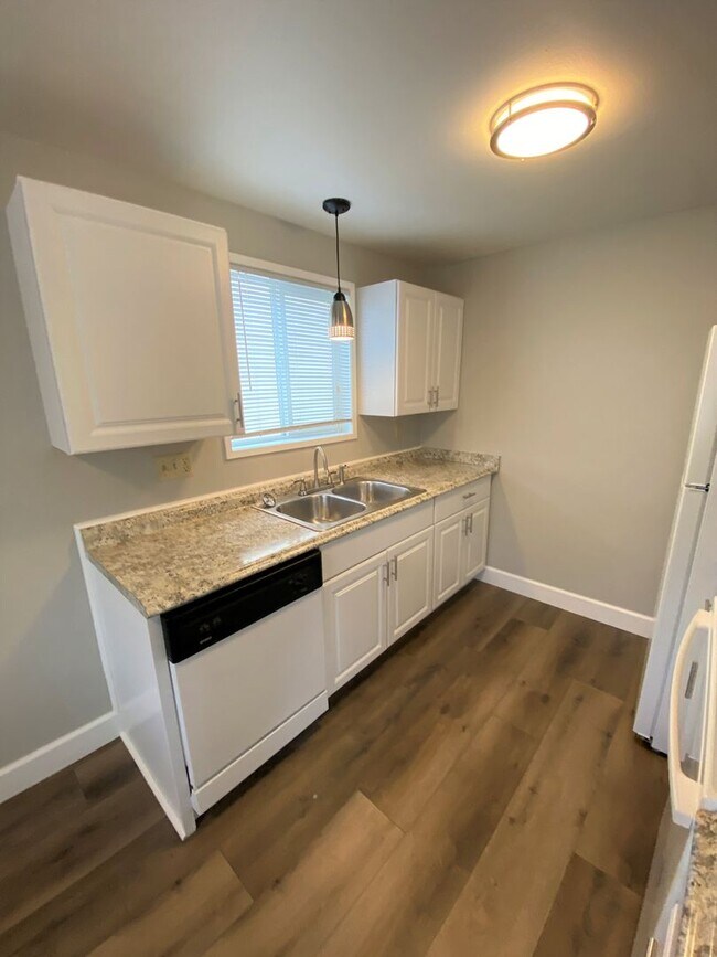 Building Photo - Beautifully Updated Ground-Level 2-Bedroom!