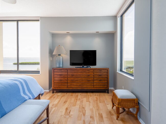 Building Photo - One of Longboat Key’s premier waterfront c...