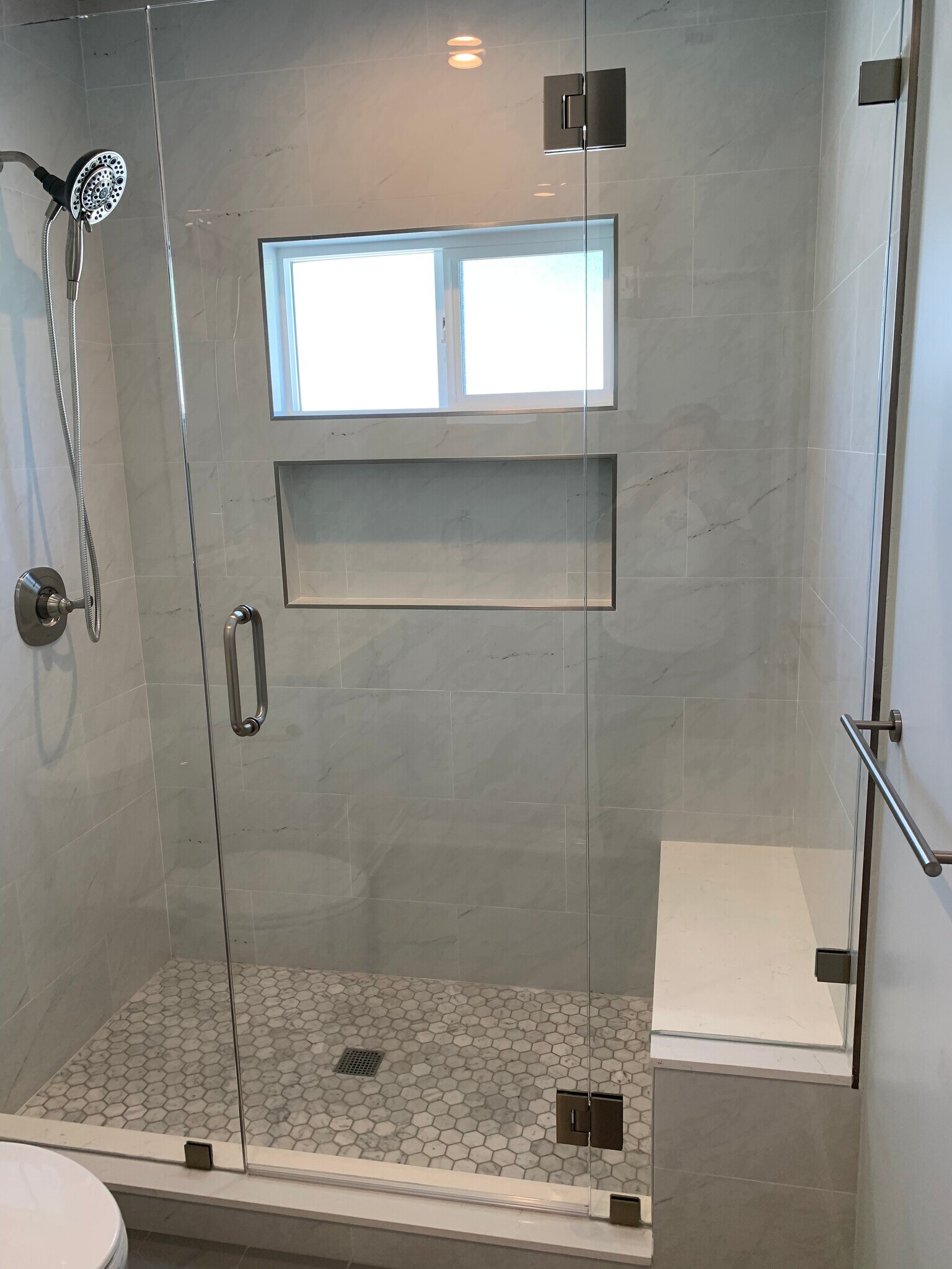 Large shower - 3932 Walgrove Ave