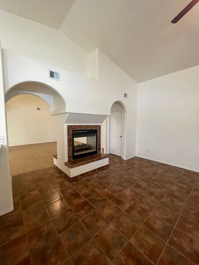 Building Photo - Lovely 4 Bedroom/2 Bath home in Parkhill E...