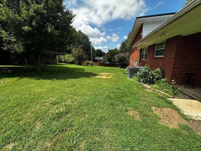 Building Photo - Partially furnished 3 bed/ 1.5 bath - Morristown, TN