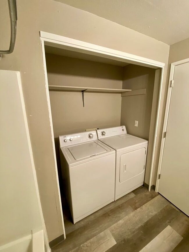 Building Photo - 2 bedroom unit. Pets OK! Lots of upgrades!...