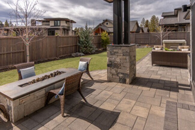 Building Photo - Custom 4 Bed Home in Shevlin West
