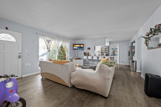 Building Photo - Large backyard - no back house!