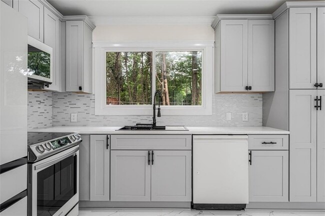 Building Photo - 6073 Fieldcrest Dr