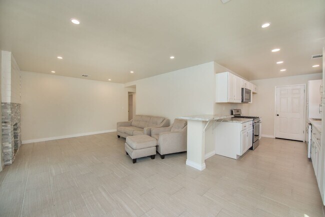 Building Photo - Completely Remodeld W/ Swimming Pool!