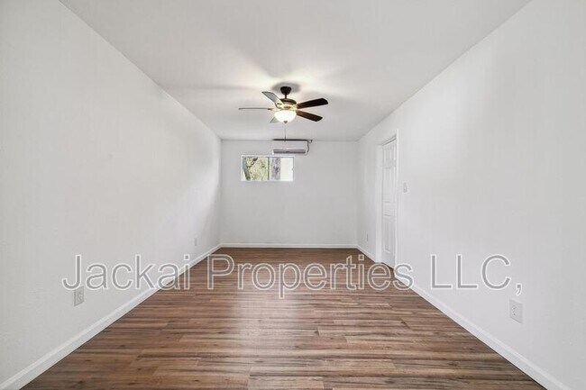 Building Photo - 2038 Avon Dr