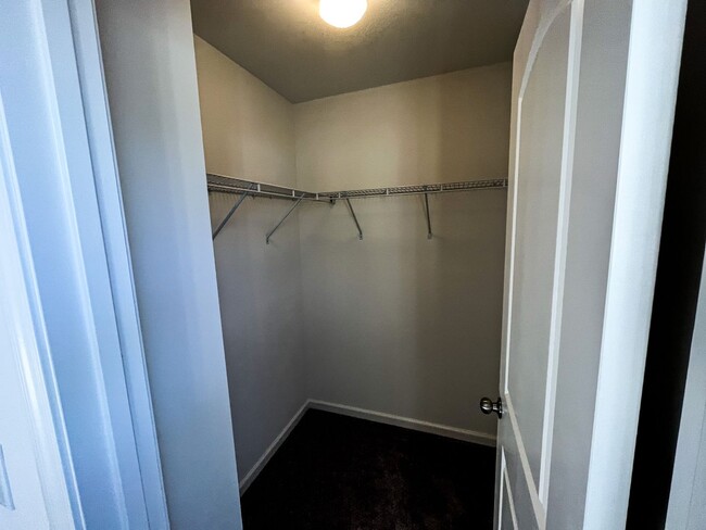 Building Photo - Beautiful 3 bedroom, 2 1/2 bathroom home i...