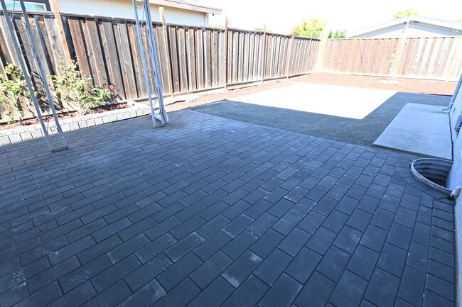 Building Photo - Central Santa Clara Location, 3/2 with AC