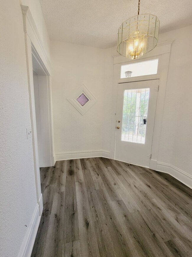 Building Photo - 1928 Arizona Ave