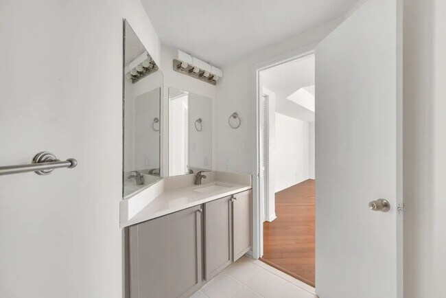 Building Photo - 900 19th Ave S