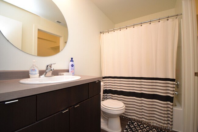 Building Photo - Modern 3 Bedroom 3 Full Bathroom Townhome in Midvale!!!