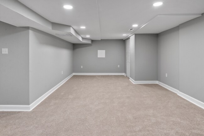 Building Photo - 729 60th Pl