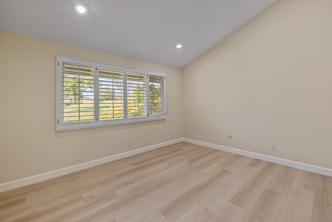 Building Photo - 1954 Vista Caudal