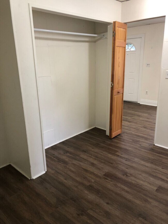 Building Photo - 3901 W Ridge Rd