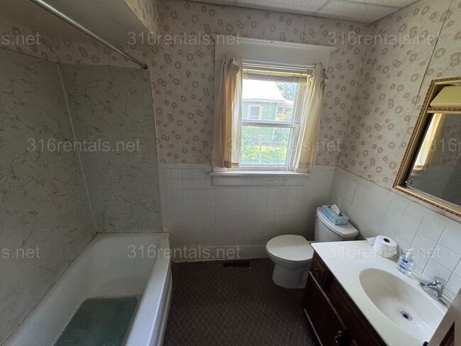 Building Photo - $875 - 2 bed 1 bath - Single Family Home
