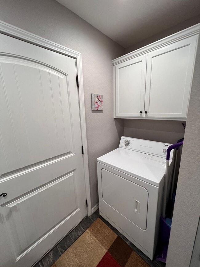 Building Photo - Spacious 3 bedroom home !