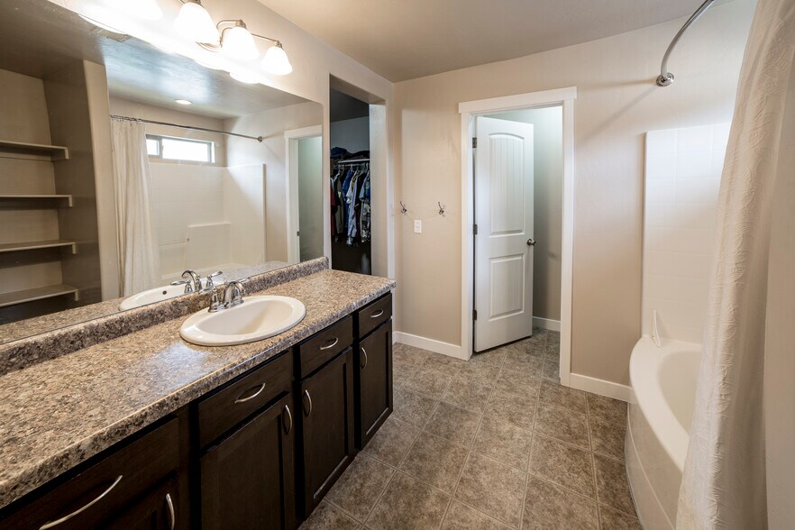 Building Photo - 2666 W Cottonwood Dr