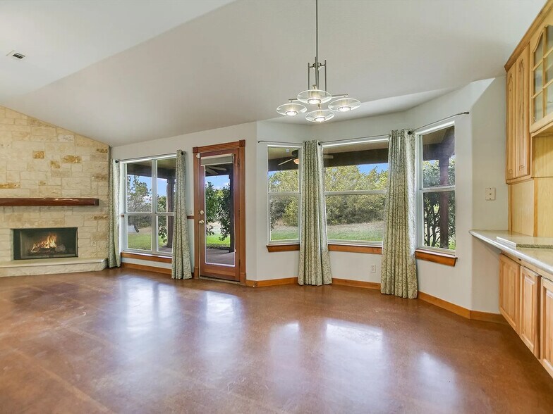 Building Photo - 1010 Foothills Dr