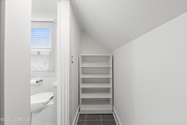 Building Photo - 427 Hoyt St